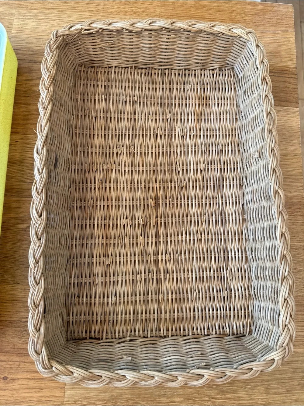 🌾 Vintage Pyrex “Desert Dawn” Yellow Speckled Lasagna Dish + Woven Rattan Tray